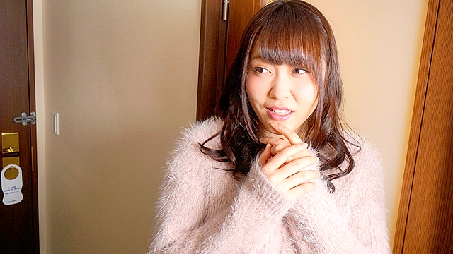 デリ呼んだら超気まずい知人が来た！普段ならありえないけど「お金もらって何もしないのは…」と彼女の気づかいに危険な生挿入！？4