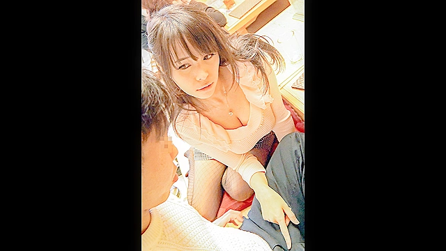 同窓会で初恋の女が人妻に…独身男を胸チラとパンチラで誘い元クラスメイトが横にいるのに勃起チ○ポを握り ドキドキ店内Hに濡れびちゃる人妻15人240分スペシャル