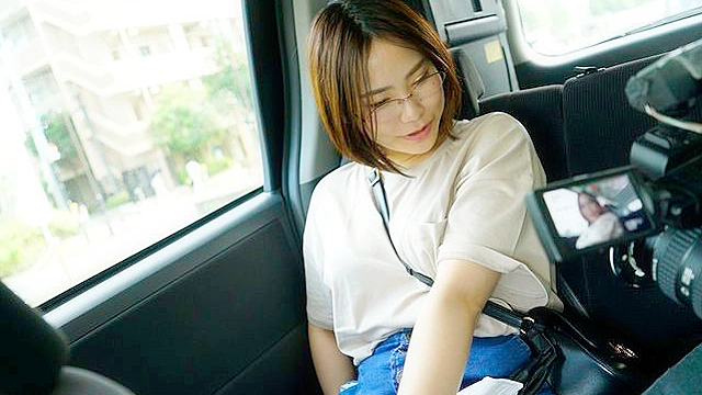 素人妻が一般大学生の自宅にコンドーム1つ渡され一泊 一度のゴム姦では満足できず宿泊中2度もガチ中出しを許してしまう 騎乗位で天然柔乳が揺れるGカップ眼鏡妻 めぐみさん29歳