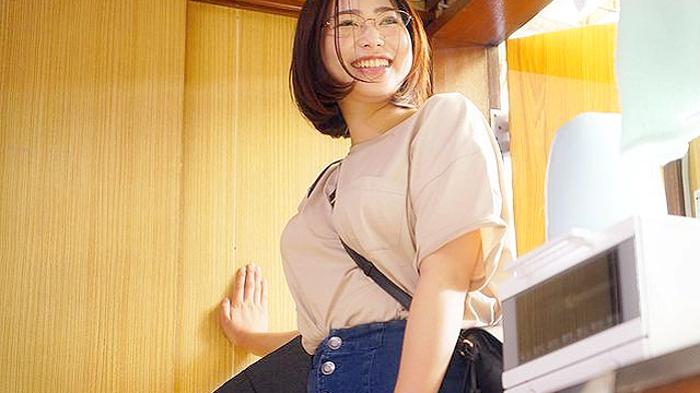 素人妻が一般大学生の自宅にコンドーム1つ渡され一泊 一度のゴム姦では満足できず宿泊中2度もガチ中出しを許してしまう 騎乗位で天然柔乳が揺れるGカップ眼鏡妻 めぐみさん29歳
