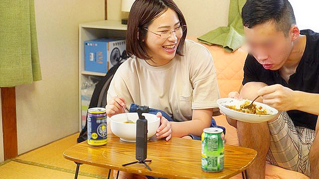 素人妻が一般大学生の自宅にコンドーム1つ渡され一泊 一度のゴム姦では満足できず宿泊中2度もガチ中出しを許してしまう 騎乗位で天然柔乳が揺れるGカップ眼鏡妻 めぐみさん29歳