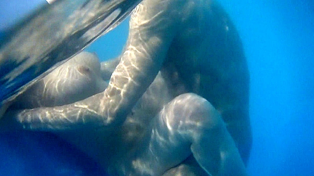 母親と息子が水中でこっそり近親相姦ゲーム