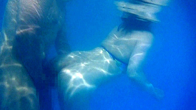 母親と息子が水中でこっそり近親相姦ゲーム