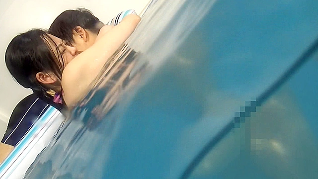 母親と息子が水中でこっそり近親相姦ゲーム