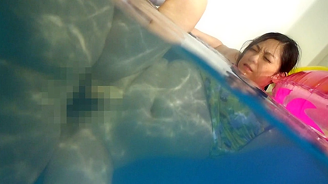 母親と息子が水中でこっそり近親相姦ゲーム