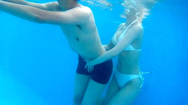 母親と息子が水中でこっそり近親相姦ゲーム