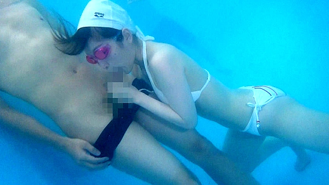 母親と息子が水中でこっそり近親相姦ゲーム