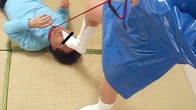 生意気なミニスカポリスを○撮した変態男への罰は白ブーツ踏みと鞭