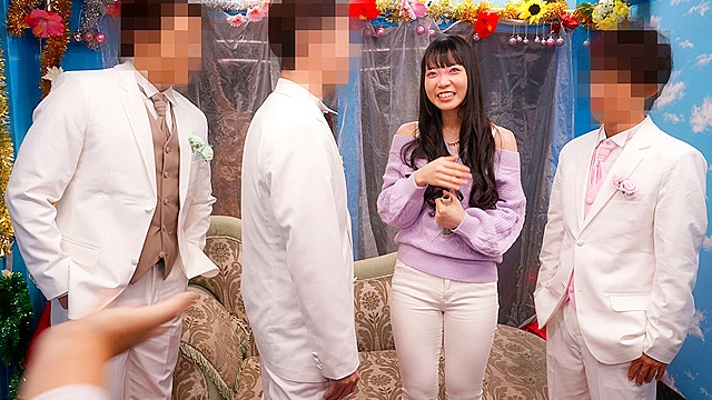 マジックミラー号旬菜リア充カップルナンパ！イケメンセクシー男優に囲まれ秒で彼氏を裏切る素人彼女イキったデカチン舐めまくり騎乗位グラインドまくりエモSEX＆おねだりアクメ顔射