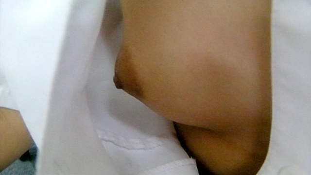 OLさんの無防備なブラウスの隙間からこぼれたコリコリ乳首○撮21