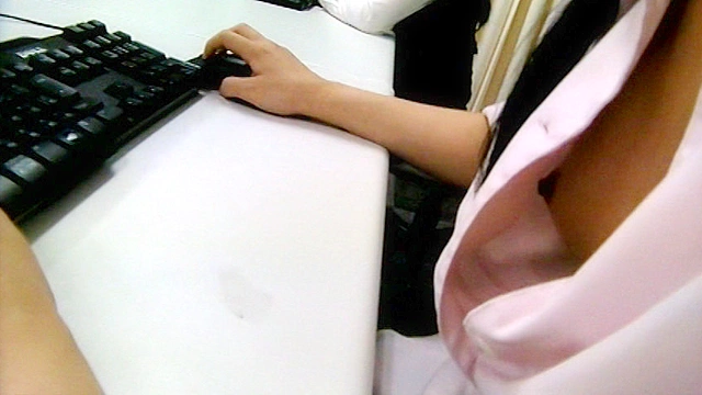 OLさんの無防備なブラウスの隙間からこぼれたコリコリ乳首○撮21