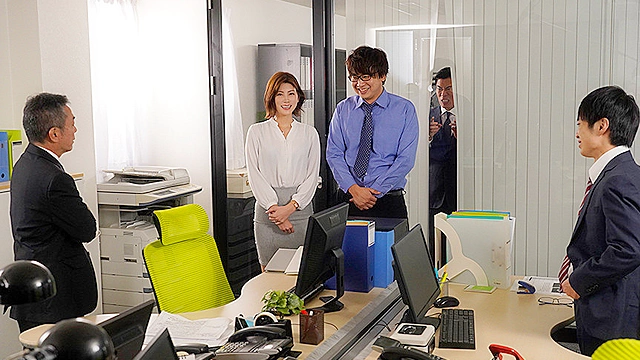 恥辱と体液にまみれた美人秘書 夫の傍でも疼きが抑えられない社内寝取られ性交 美乃すずめ