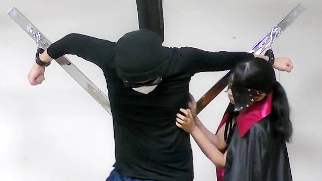 マント痴女に磔にされて、くすぐりの刑にかけられたM男動画！！