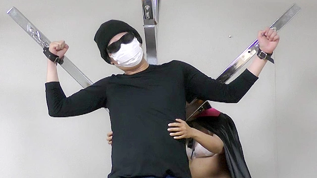 マント痴女に磔にされて、くすぐりの刑にかけられたM男動画！！