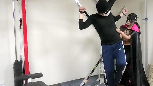 マント痴女に磔にされて、くすぐりの刑にかけられたM男動画！！