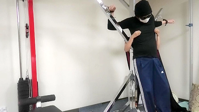 マント痴女に磔にされて、くすぐりの刑にかけられたM男動画！！