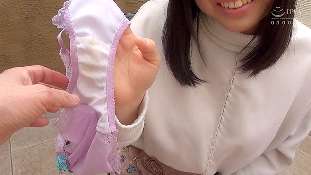 素人のオマ○コのエキスがたっぷり染み込んだ脱ぎたて生パンティーを売ってもらいました！！6