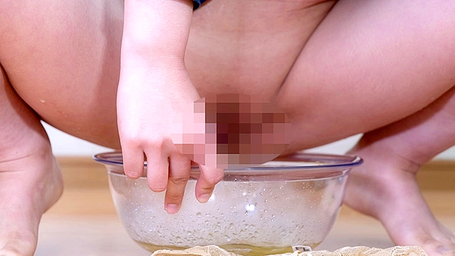 トイレに間に合わずに、そのままオモラシ…してしまいました。。。見ます？ 長谷部智美