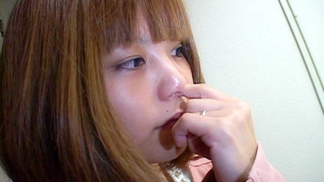 女の鼻クソほじり