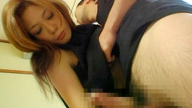 美熟女のいやらしい手コキと接吻