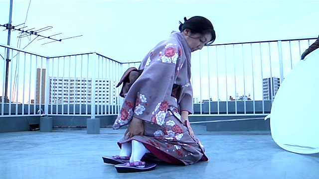 人妻の羞恥、ガマンの限界着物でお漏らし