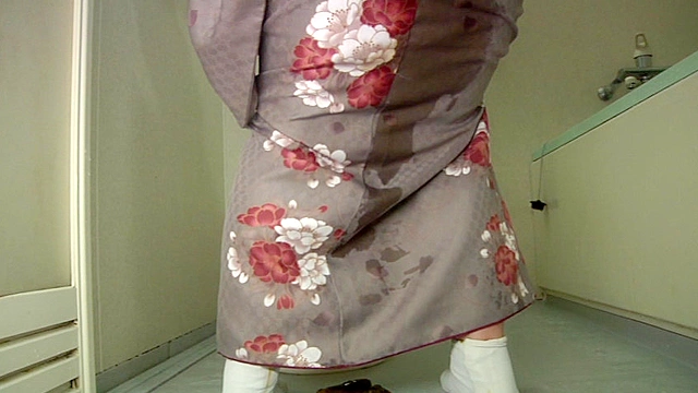 人妻の羞恥、ガマンの限界着物でお漏らし