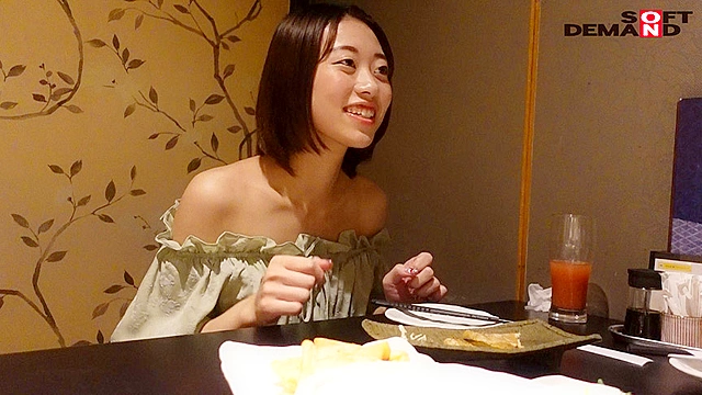 おてんばな ＃ひざこぞう擦り剥け娘 を定点でハメ撮りで激ピス3Pで丸ハダカにさせて 潮をビシャビシャ吹きながら大声でイキまくらせた！ 奈築りお（20）
