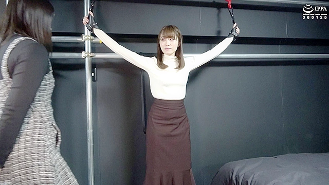 「囚人T、更生のための姿勢○○くすぐり訓練！ どこまで耐えられるのか女性スタッフと共に検証！」