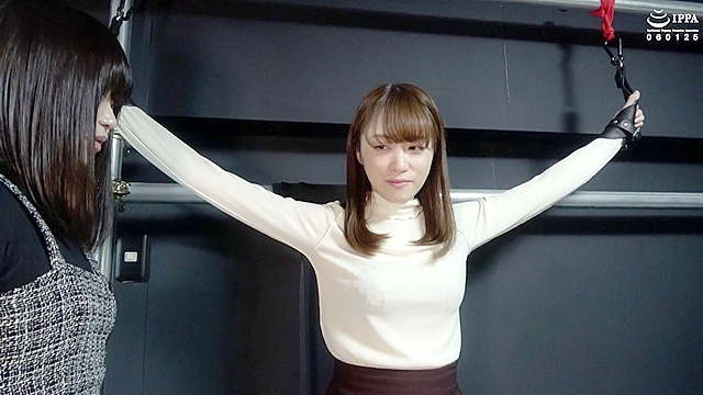「囚人T、更生のための姿勢○○くすぐり訓練！ どこまで耐えられるのか女性スタッフと共に検証！」