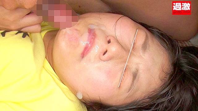 接客中に顔を紅潮させながら感じまくるバイト娘15 もんじゃ屋の元気娘