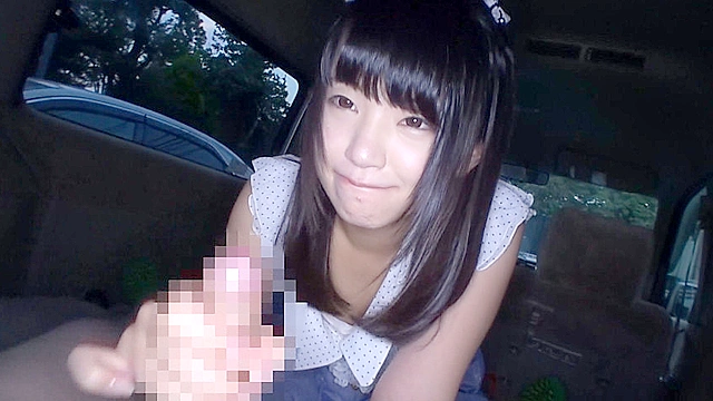 お金のためなら…どこでも手コキしちゃうドスケベ娘