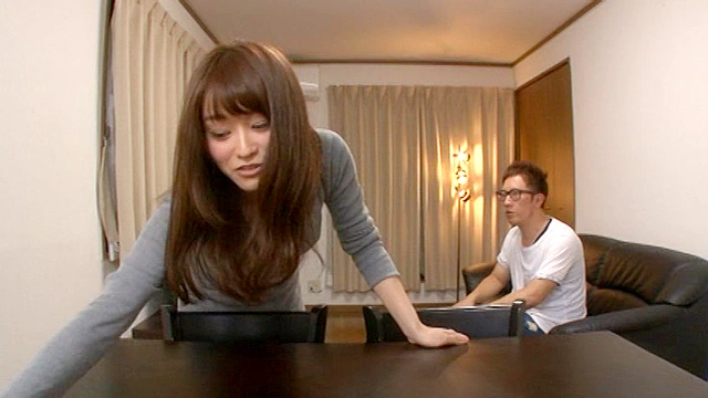 夏場の躰に張り付くマキシワンピを着ている女のモリ○ンが気になって、さりげなくイタズラしてみたら頬を赤らめながら…2