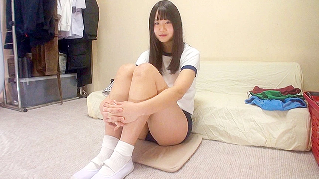 むちむちデカ尻 神ブルマ ロ○美少女やぽっちゃり娘にピチピチブルマ＆体操着を着せ、ハミパン、ムレムレワレメを毛穴まで見えるほどの超ドアップ接写！さらに尻コキ、着衣お漏らし放尿やブルマぶっかけ等ブルマ好きに送る完全着衣フェチAV