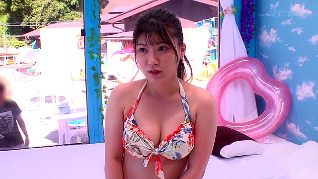 マジックミラー号 真夏の日差しで火照ったカラダを性感オイルマッサージ 敏感になった素人娘・ののかちゃんを4回イカせてキュッとしまったウブま○こに生ハメ・戸惑いながら初めての中出し