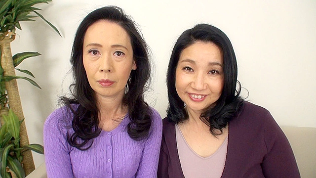 仲良し奥様出演！久しぶりに見る勃起チ○ポに興奮しちゃった欲求不満熟女たちのセンズリ鑑賞