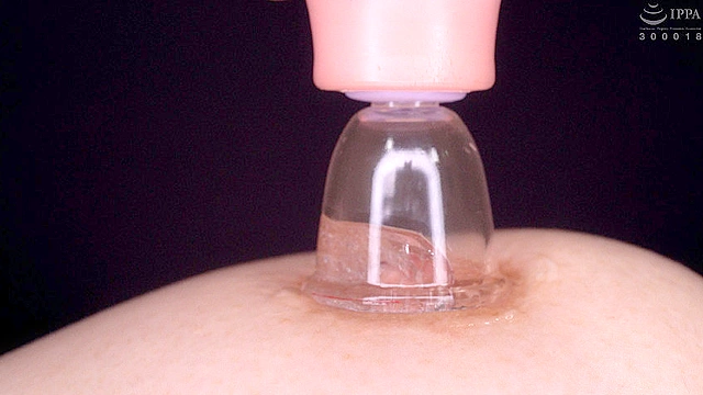 超高画質！じっくりと接写した敏感勃起乳首いじり