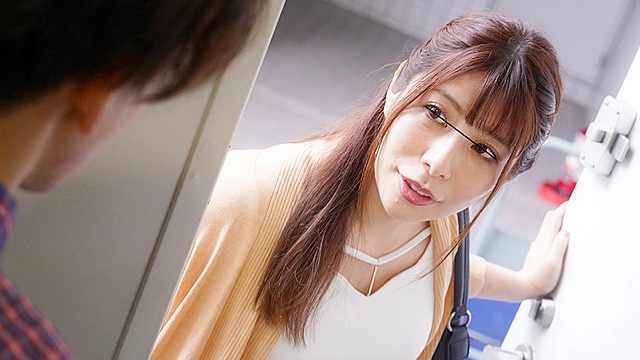 姉さんの女友達に、性欲処理人形にされた僕！？家族が出かけて家に僕一人の時、お姉ちゃんのソソる女友達が次々訪ねてきて…「彼氏がいないから君のカラダで欲求不満を解消したい！」と言ってきた！？お小遣いをくれるので、僕はお姉さんの言いなり！キスされ乳首をイジられ、オ○ンコ見せられ、勃起チ○ポをバイブ代わりにされ、何度も中出しさせられてしまいました！！