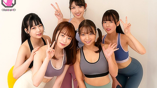 ヨガ体験教室の生徒で男は僕だけ…エロ目的での参加だと誤解されてはいけないと思えば思う程、美人インストラクターの突き出した美尻を見てチ●ポが反応してしまう…。下腹部の膨らみを見つかった僕は、体験コースには含まれていない集団エロレッスンに身を委ねてみる事にした…。