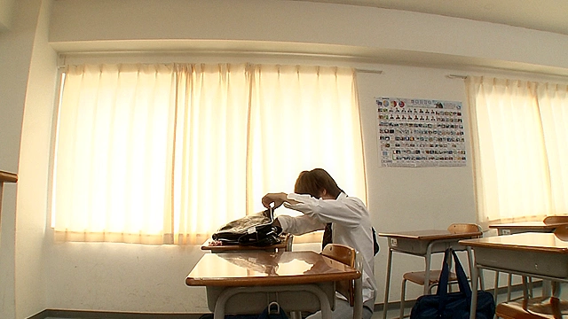 陸上部女子のレーシングブルマにソソられていた僕はこっそりリモバイを仕込んでみた！何も知らずに着替え始めたところでリモコンのスイッチON！突然の事に驚く陸上部女子！その様子を楽しんで見ていると想像以上に悶絶！？さらによだれを垂らして僕のチ○ポを欲しがってきた！！