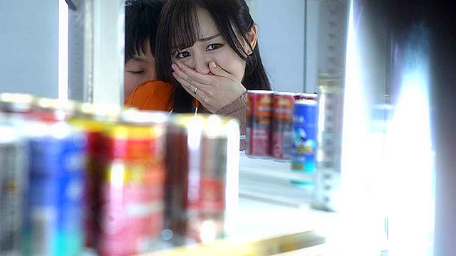 満たされない人妻の禁断不倫SEX 同じコンビニで働く男子大学生と汗だくで交わり続けた熱い冬… 芦名ほのか