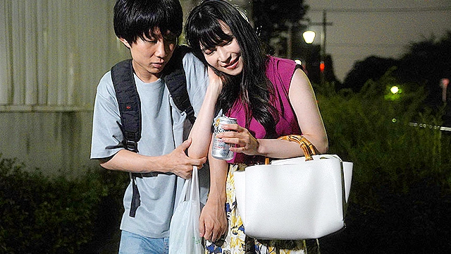 「私のおっぱい気になるの？」からかわれて勃起したボクは先輩の巨乳彼女とパイズリSEXしまくった… 小野夕子