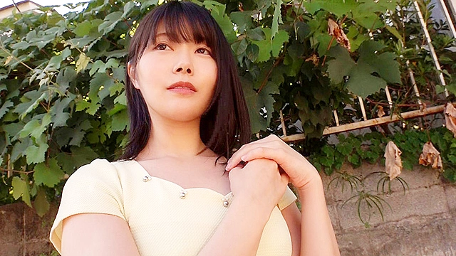 彼氏を喜ばせたい素人女子がメンズエステ密着マッサージ講習体験！ 超照れながらオイルヌルヌルエステ施術中に密着しすぎて勃起チ◯ポがパンツ越しにグリグリ2cm挿入！！ ゆのさん