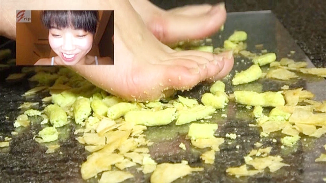 エロいことに興味津々なむっつり女子大生 あしうらフェチ遊び