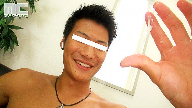 18歳体育会系男子が男初体験！戸惑いながらも若い肉棒はビンビン！