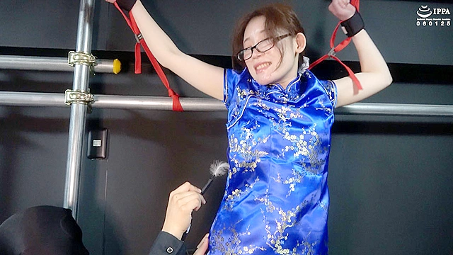 「腋の下が閉じられない立ち拘束くすぐり！ メガネのチャイナ秘書の体をビクビク震わせてみた」わかしラボ Vol.023-（3） 桧山ゆりか