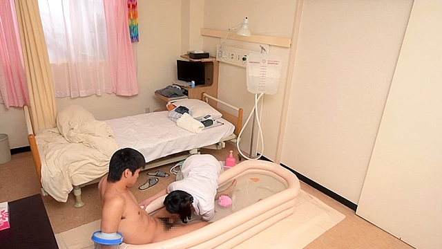 「おばさん看護師の入浴介助スペシャル 濡れた透けパン尻を見せられヘソにつくほど勃起した禁欲青年チ○ポは射精を我慢できない！」 VOL.1