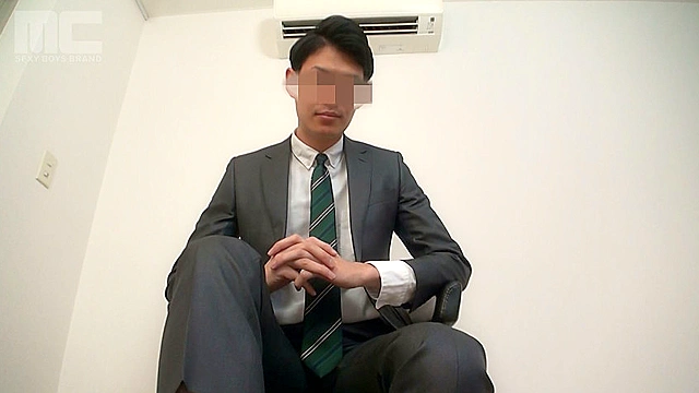 【足コキ言葉攻め絶頂射精】スーツリーマンの蒸れた靴下で足をしごかれ、優しい言葉で責められる快感を主観映像で臨場感たっぷりに味わえる！