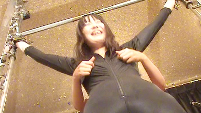 ボンテージ女王様くすぐり対決