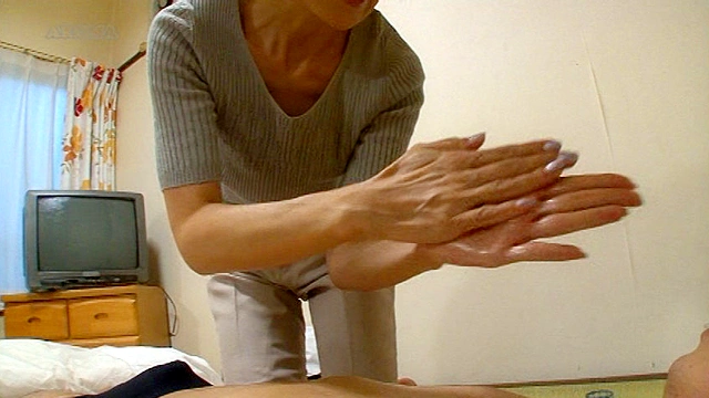 熟女マッサージで感じさせられちゃった僕。
