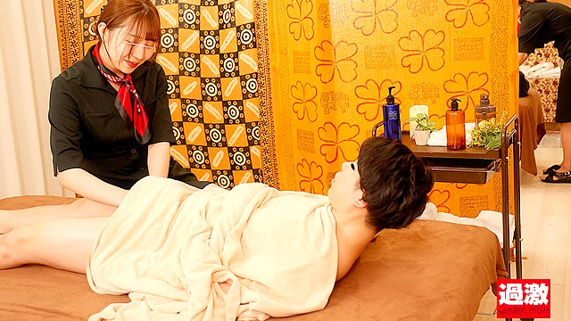 妻がいる至近距離で平然とマッサージしながらこっそりチ○ポを挿入し腰振り騎乗位で中出しまでさせるエステティシャン8 美尻小悪魔Rさん（20）